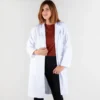 Bata larga blanca 4 Bata larga sanitaria color blanco para auxiliares